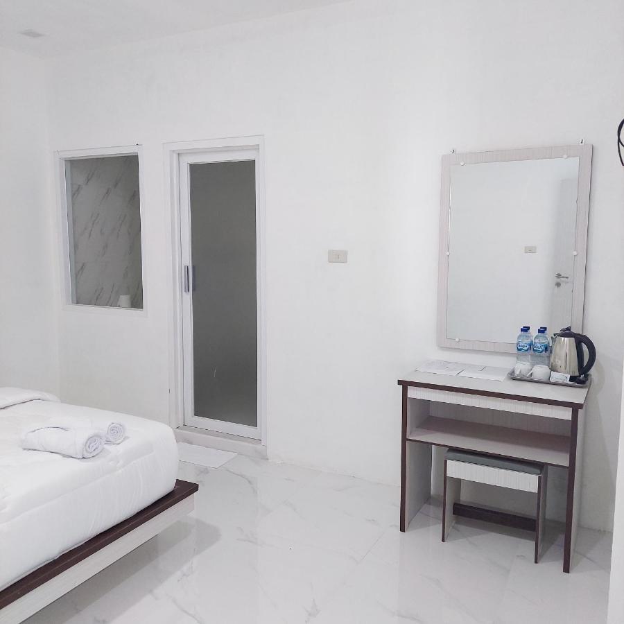 The Riton Hotel Tigaras Екстер'єр фото